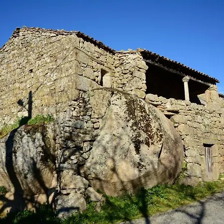 Tauria- Em Aldeia Medieval Villa